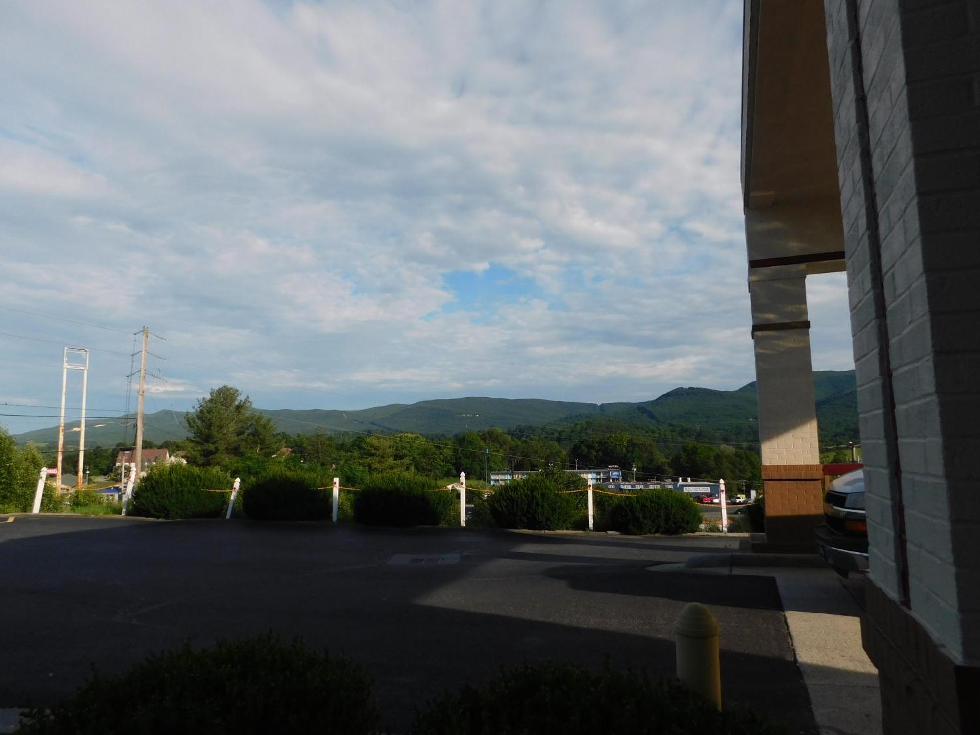 Red Roof Inn & Suites Wytheville Buitenkant foto